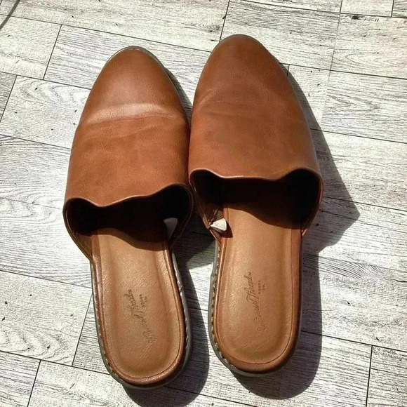 Universal Threads mules tan size 7.5 - Picture 4 of 7